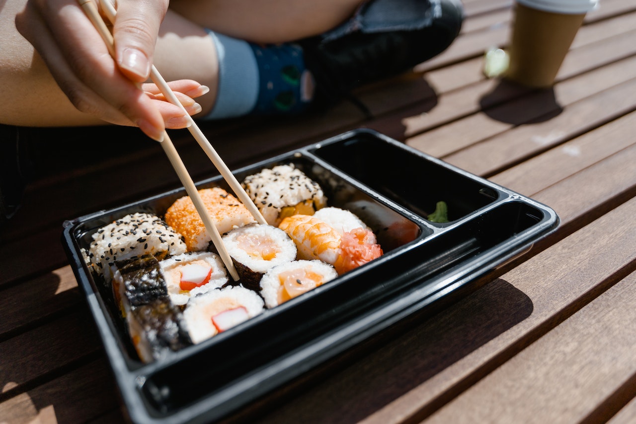 The Right Way To Eat Sushi - HustleRustle